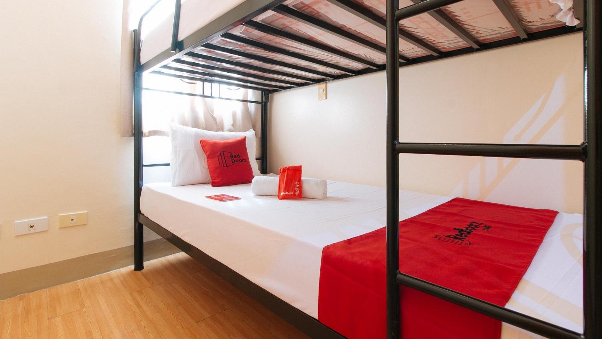 Paranaque City Reddoorz Plus At Alpina Heights Paranaque מראה חיצוני תמונה